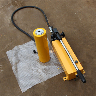 Hydraulic jack with manual pump