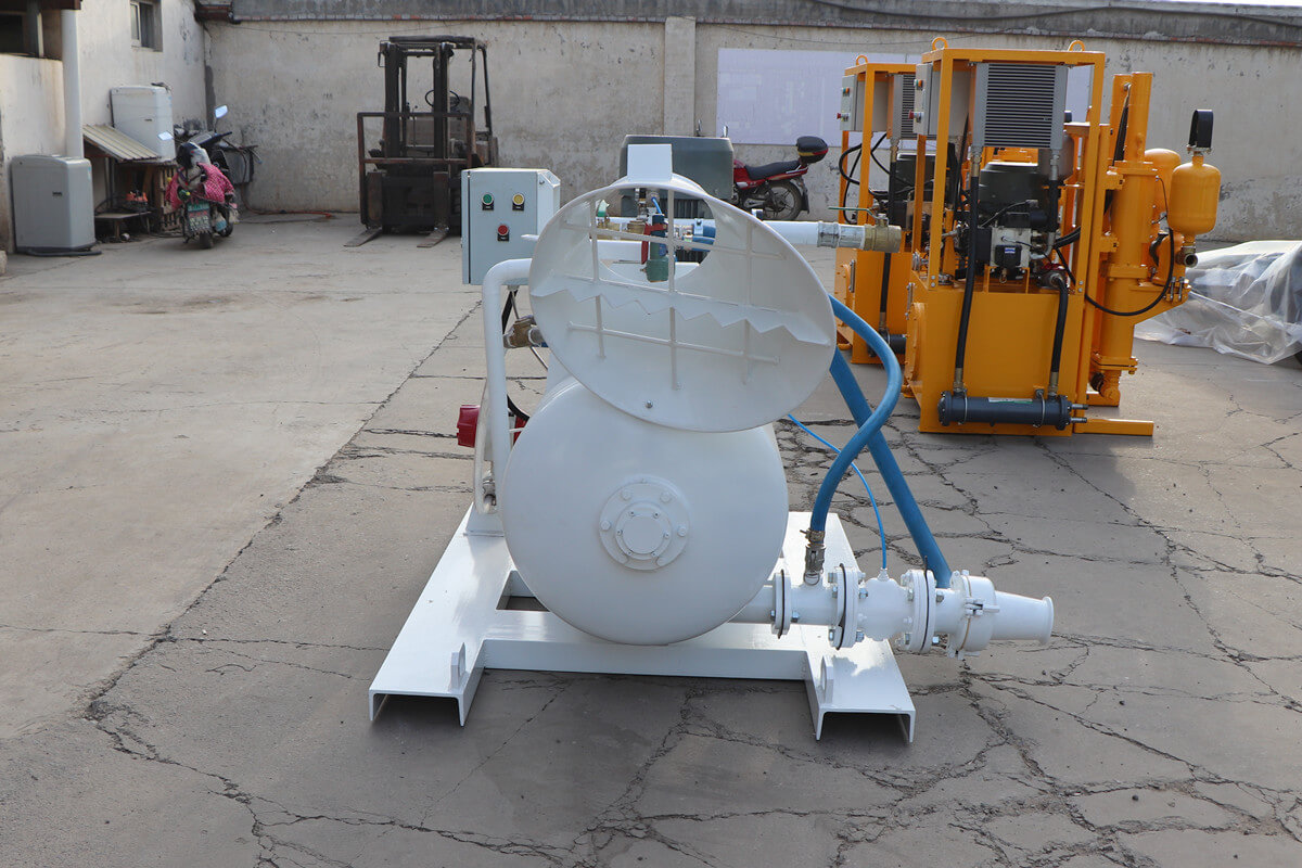 moistened concrete mixture conveying unit