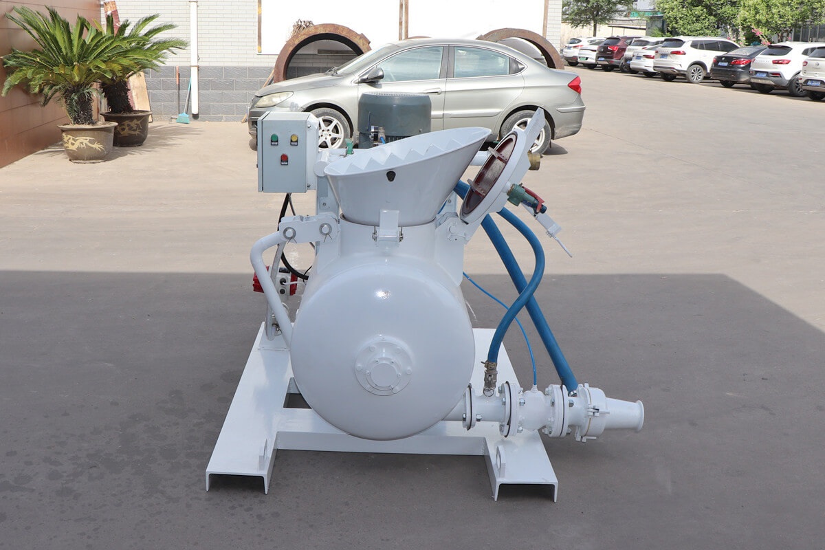 solid and moistened concrete mixing and conveying unit