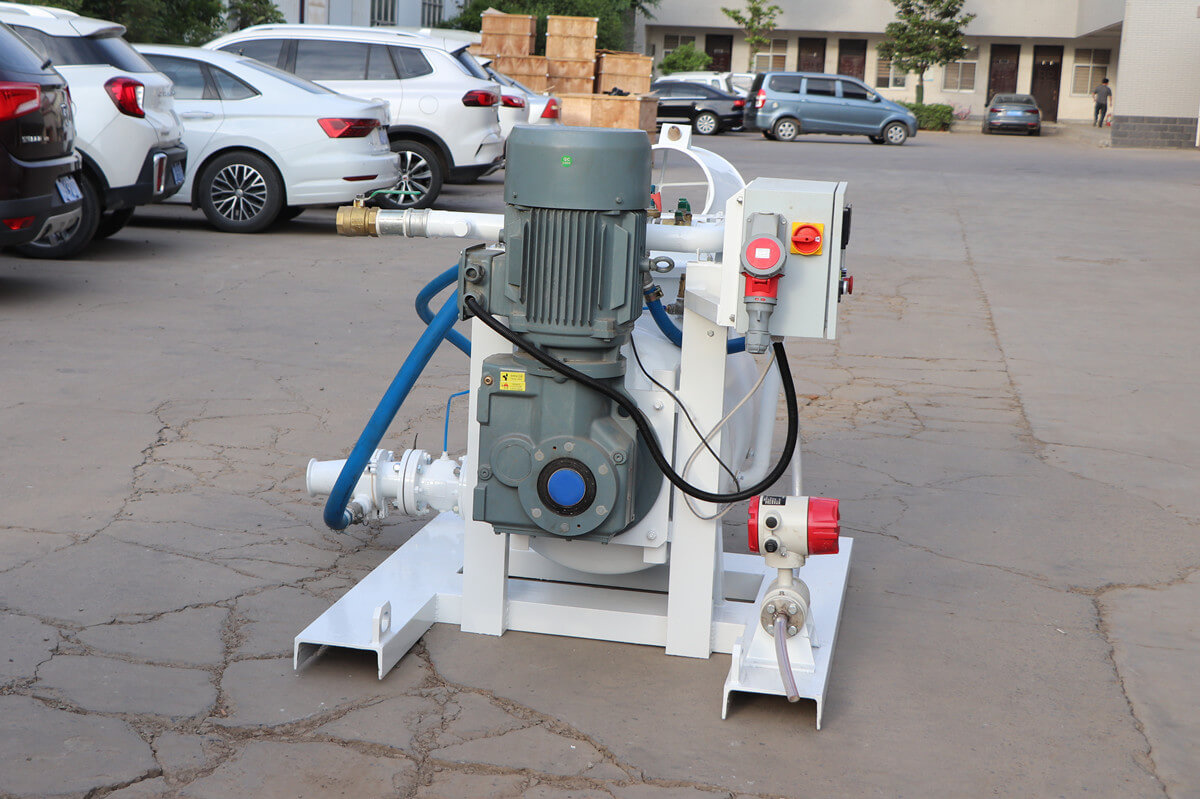 solid and moistened concrete mixture conveying unit