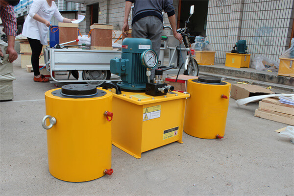 hydraulic jack with pump