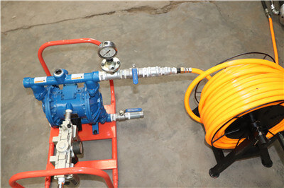 Refractory gunite machine with water pump