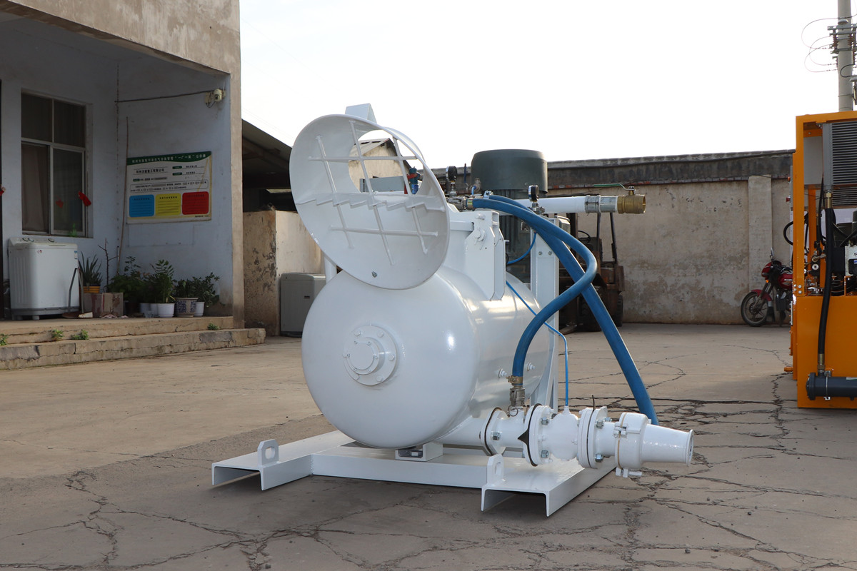 Solid and moistened concrete conveying pump